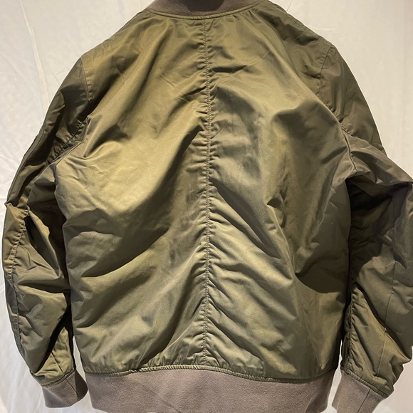 Gorgeous updated throwback bomber jacket. A real head-turner. Amazing quality. - Picture 3 of 8